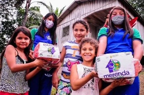 Comunidades ribeirinhas do Puraquequara recebem kits do ‘Merenda em Casa