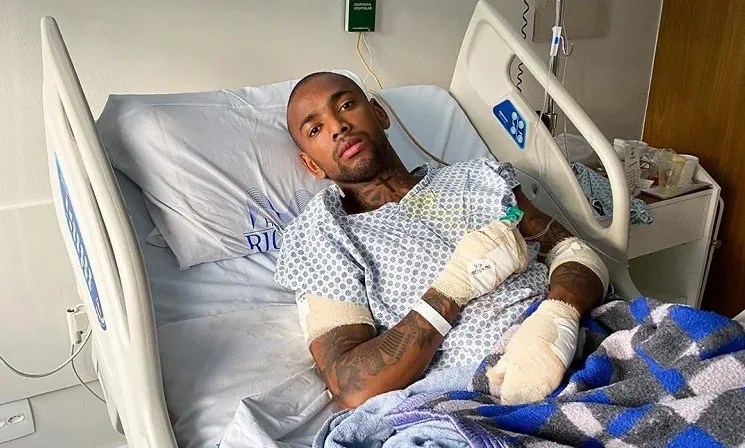 Nego do Borel tem alta após acidente de moto: ‘Segunda chance de vida’