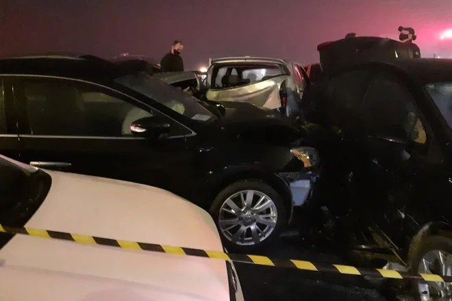 Engavetamento com mais de 20 carros deixa ao menos 8 mortos em rodovia