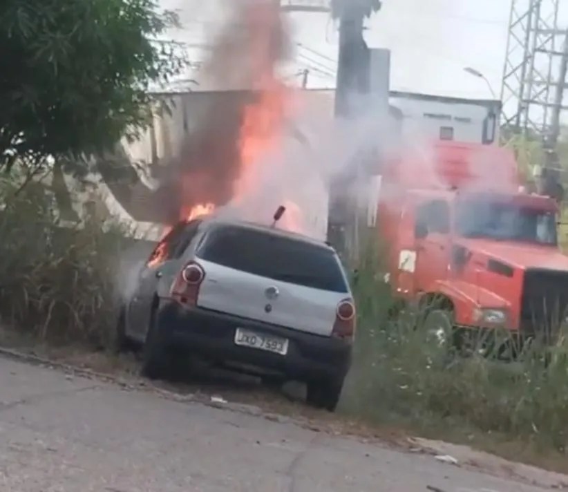 Carro pega fogo em avenida  de Manaus