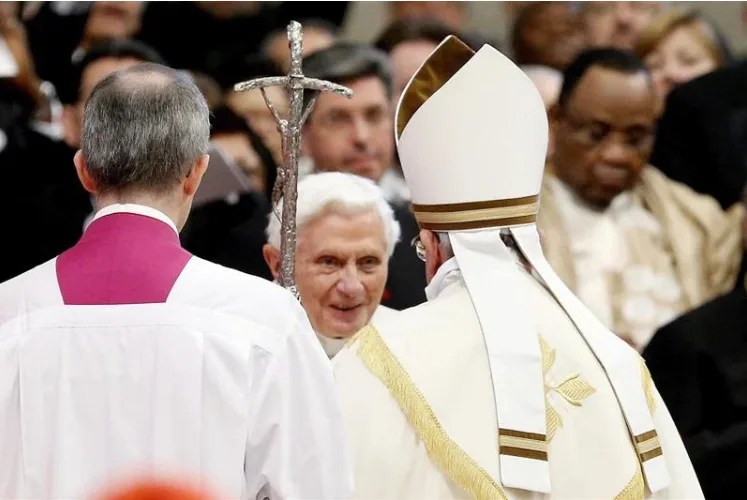 Ex-papa Bento XVI está gravemente doente, afirma jornal alemão