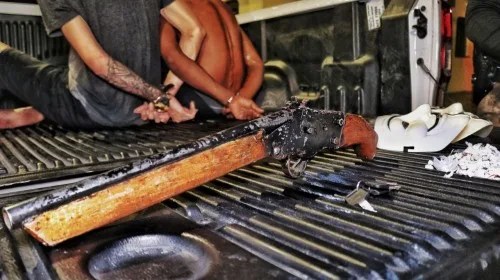 Dupla é presa com arma caseira, drogas e moto roubada