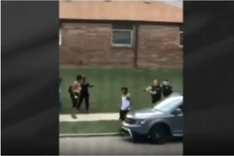 Vídeo: homem negro é baleado por policiais dentro de carro nos EUA