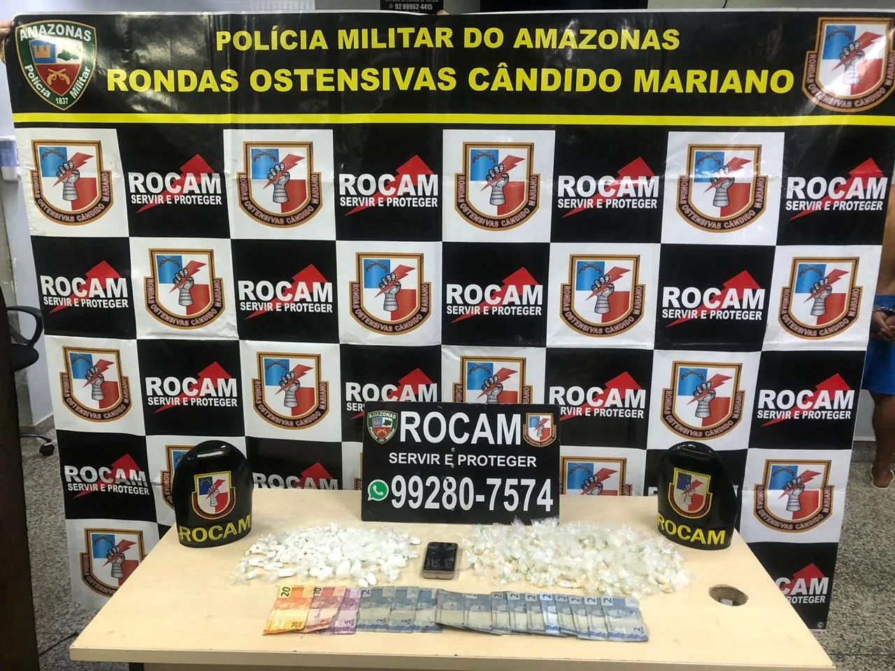 Dupla é presa com drogas em beco da Compensa II