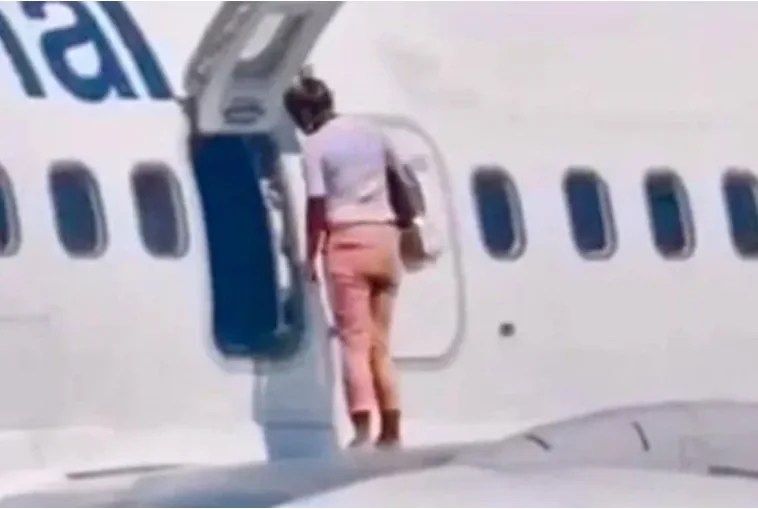 Vídeo: Com calor, mulher abre porta do avião e fica em cima da asa