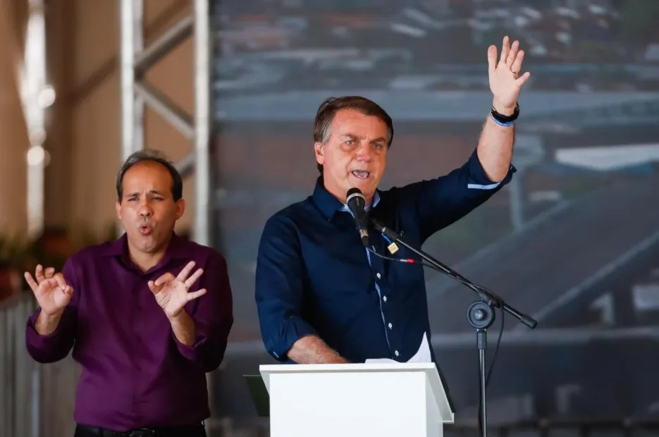 Em meio a alta de mortes, Bolsonaro diz que pandemia no Brasil está no ‘finzinho’
