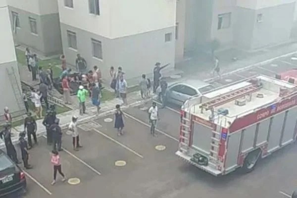 Mulher joga 3 crianças e se atira de prédio para escapar de incêndio