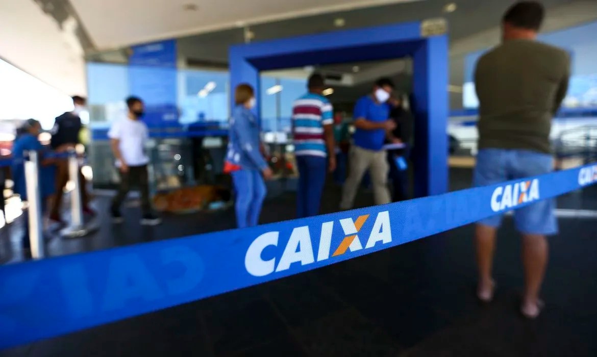 Trabalhadores nascidos em abril podem sacar auxílio emergencial