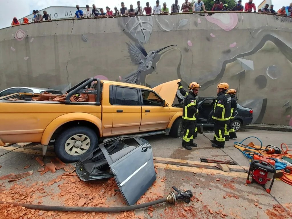 Grave acidente deixa duas pessoas feridas em avenida de Manaus