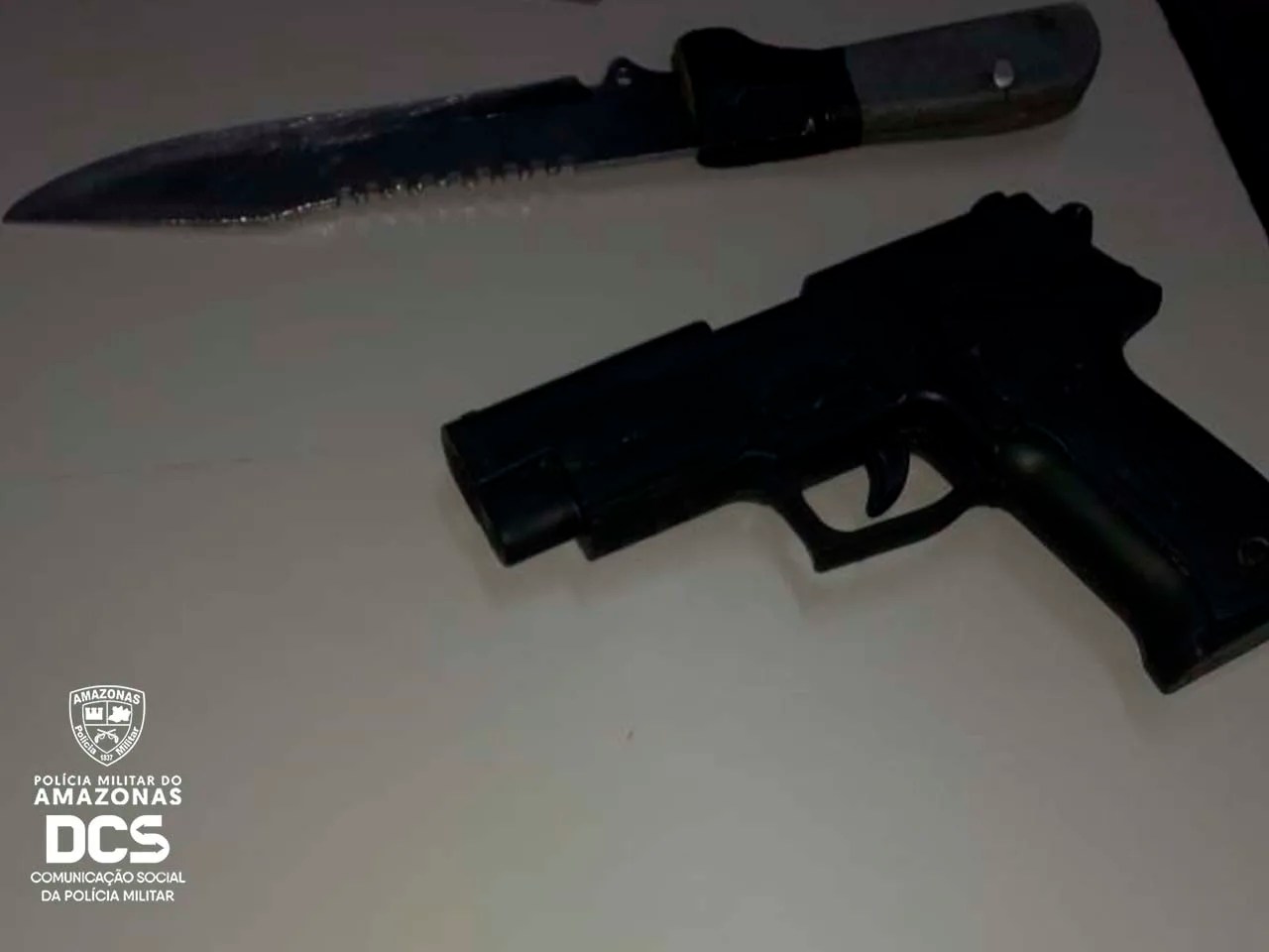 Polícia recupera motocicleta e prende infrator com simulacro e faca, no bairro Cachoeirinha