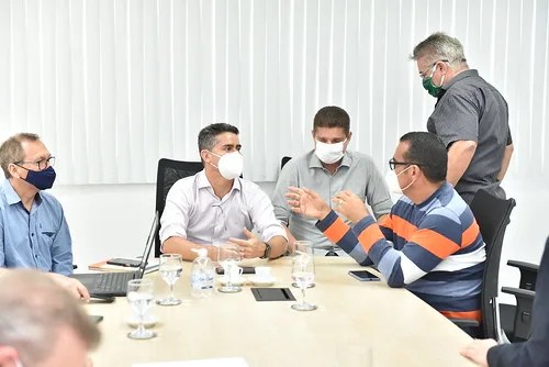 Prefeito David Almeida intermedeia acordo entre rodoviários e empresas e põe fim a tentativa de greve