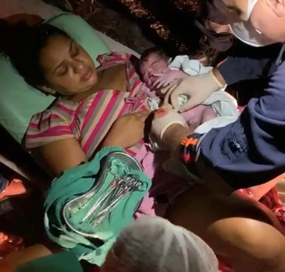 Ambulância pega fogo e mulher dá à luz às margens de rodovia