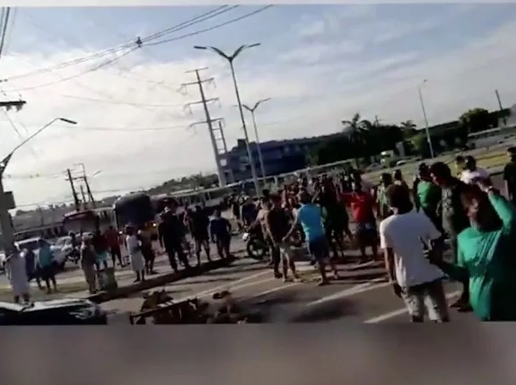 Trabalhadores fazem manifestação contra decreto no AM