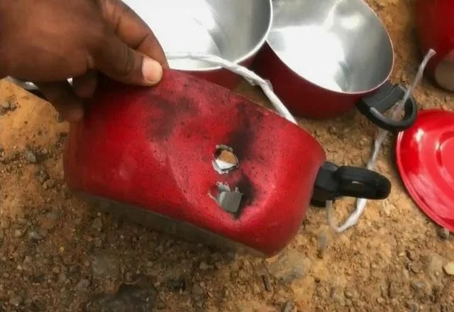 Comerciante é salvo da morte após tiro atingir panela