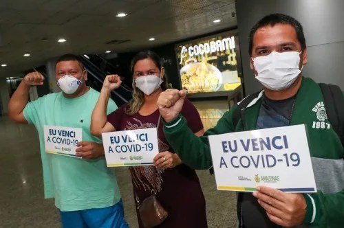 Recuperados da Covid-19 são recebidos com aplausos no Aeroporto Eduardo Gomes