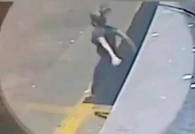 VÍDEO: Mulher pula de prédio para não ser estuprada em assalto