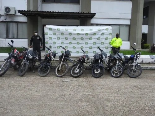 Polícia Civil do AM entrega motocicletas recuperadas oriundas de roubos na Colômbia