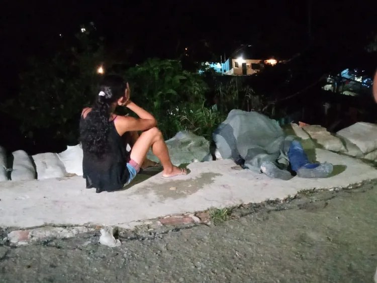 Marinha do Brasil resgata homens que boiavam em geladeira após naufrágio