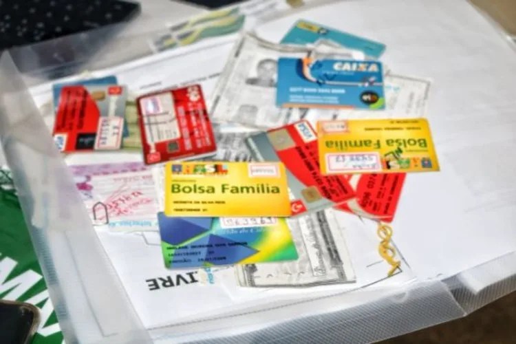 No Amazonas, operação retém mais de 200 cartões de benefícios em mercadinhos