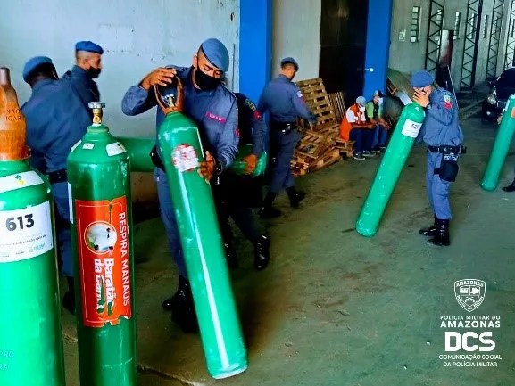 Polícia Militar realiza transporte de cilindros e outros materiais hospitalares no combate à covid-19