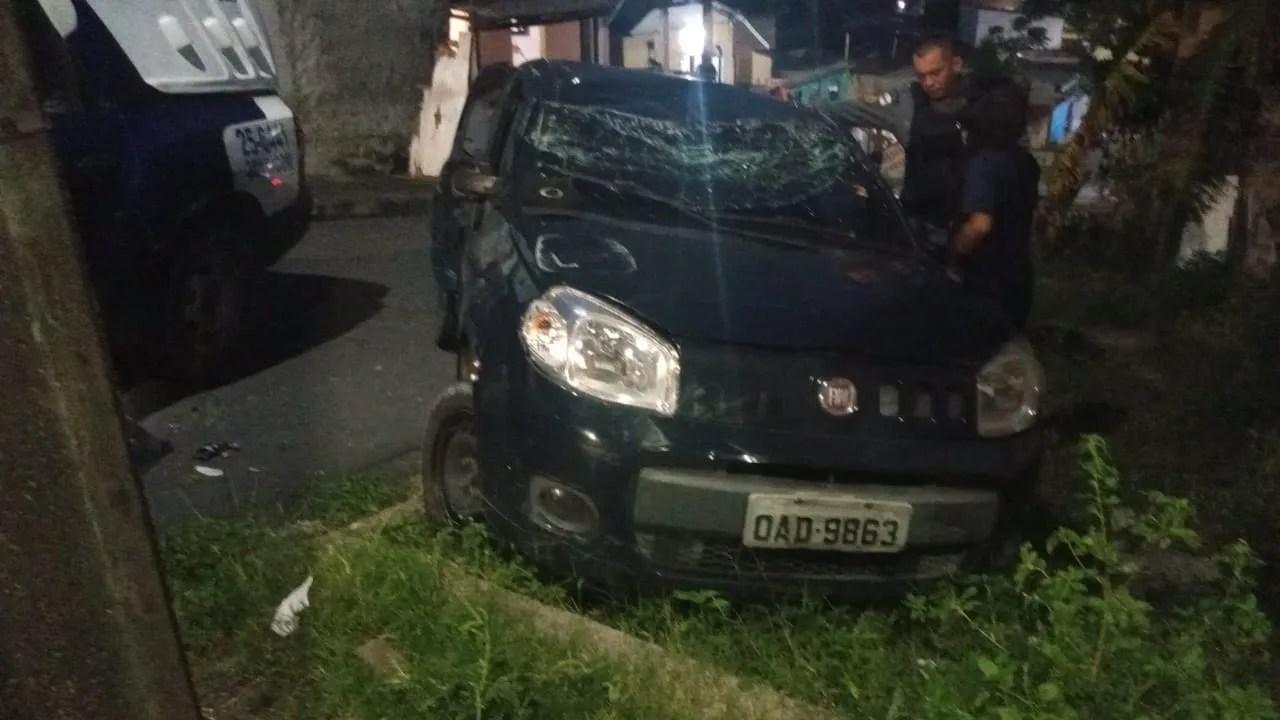 Em Manaus, carro capota com dois homens baleados que estavam a caminho de hospital