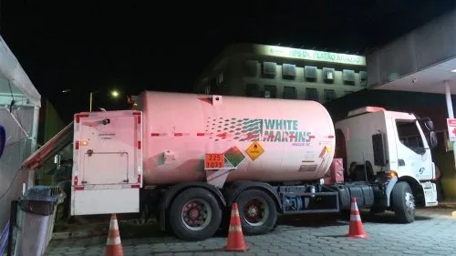 Carregamento de 25 mil metros cúbicos de oxigênio vindo da Venezuela chega a Manaus