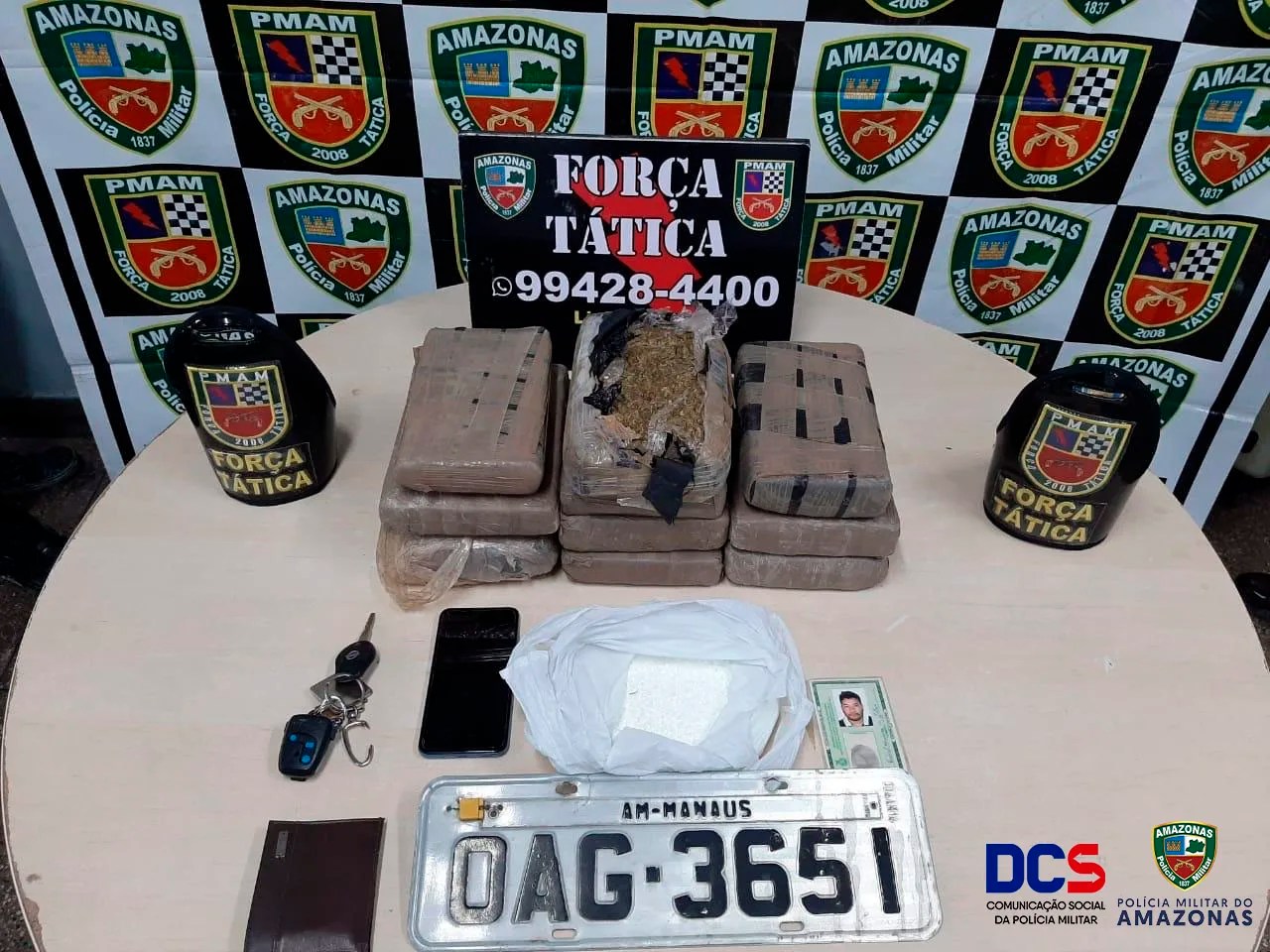 Homens são presos por tráfico de drogas e 4 tabletes de skunk são encontrados em porta-malas de carro