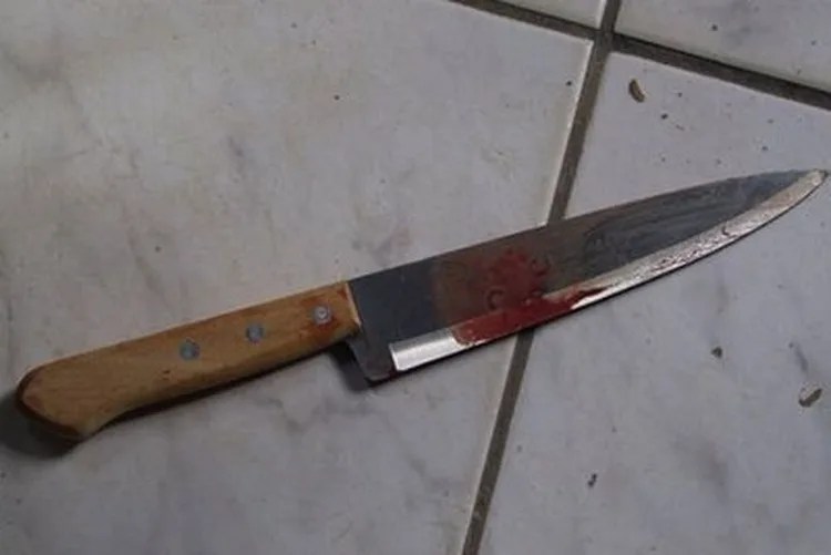 Marido coloca faca no pescoço da esposa após pedido de separação