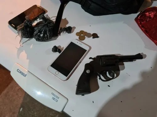 Com arma de fogo e drogas, trio é preso durante operação policial no bairro Flores