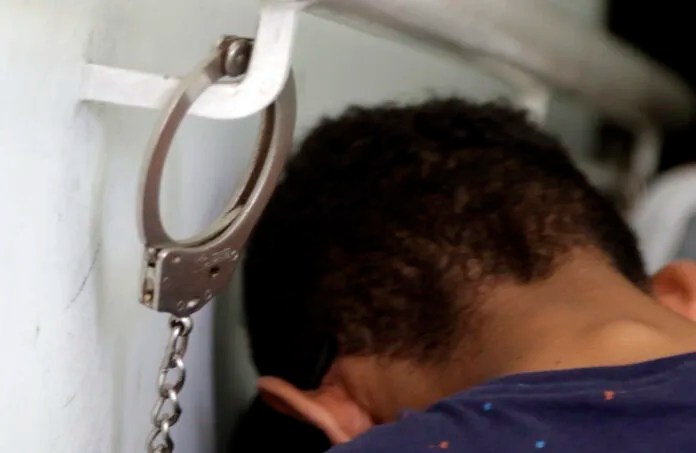 Homem invade casa nu, tenta estuprar jovem e é preso com lingerie dela