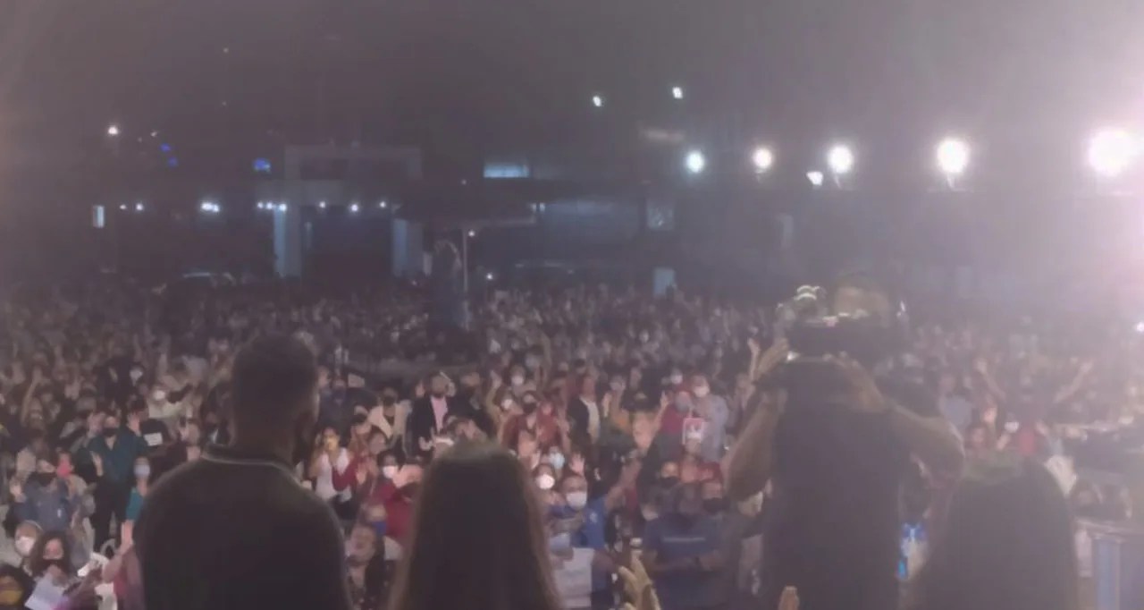 VÍDEO: Polícia acaba com culto que reunia 2 mil pessoas