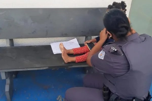 Polícia prende mulher que amarrou filha de 2 anos com fio e a abandonou