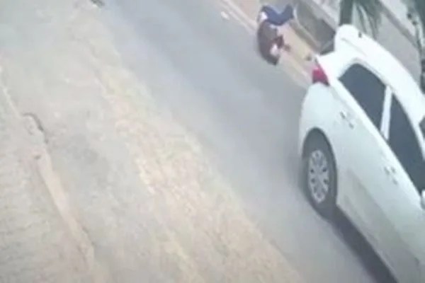 Vídeo: mulher salta de carro após ser mantida refém por sequestrador