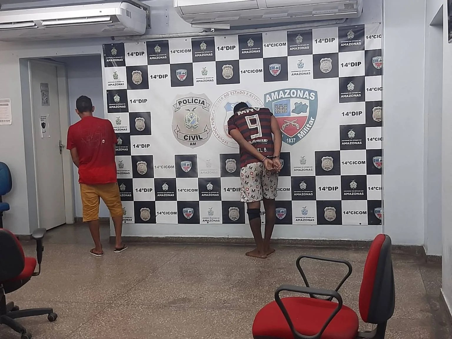 Após ameaçar moradores com pedaço de madeira, dupla é presa no Coroado