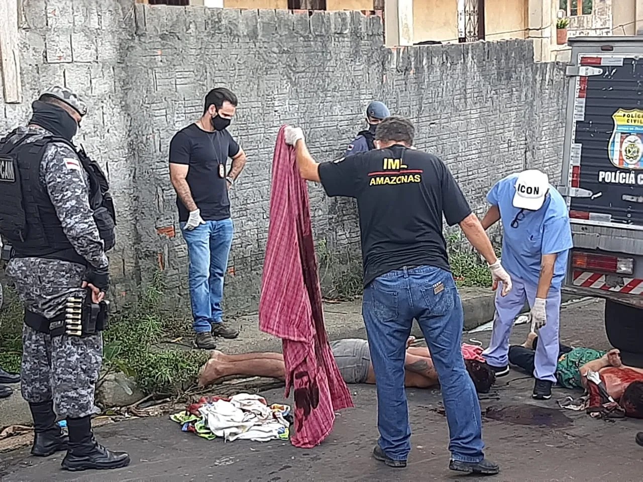 Mãe agride jovem com picareta por não aceitar orientação sexual da filha