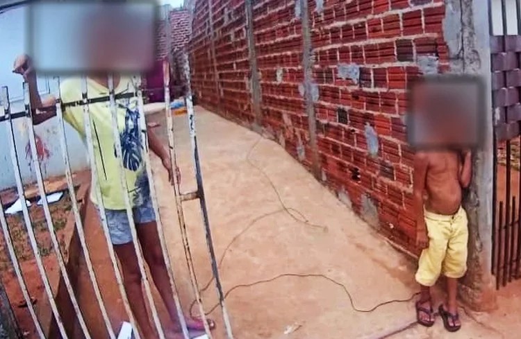 Com marcas de agressão, criança é encontrada amarrada no muro de casa; mãe foi presa