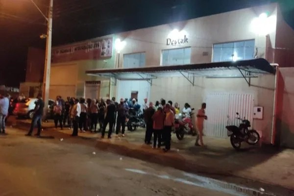 Vídeo: Polícia encerra forró com centenas de idosos aglomerados