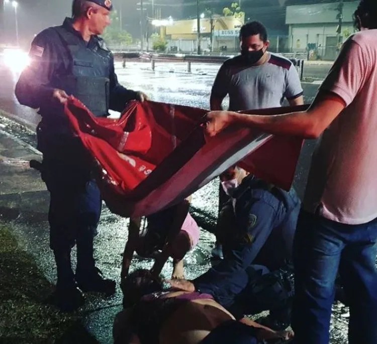 Motorista de App fica gravemente ferido após carro capotar em avenida de Manaus