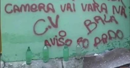 Facção criminosa ameaça moradores com recado na parede das casas