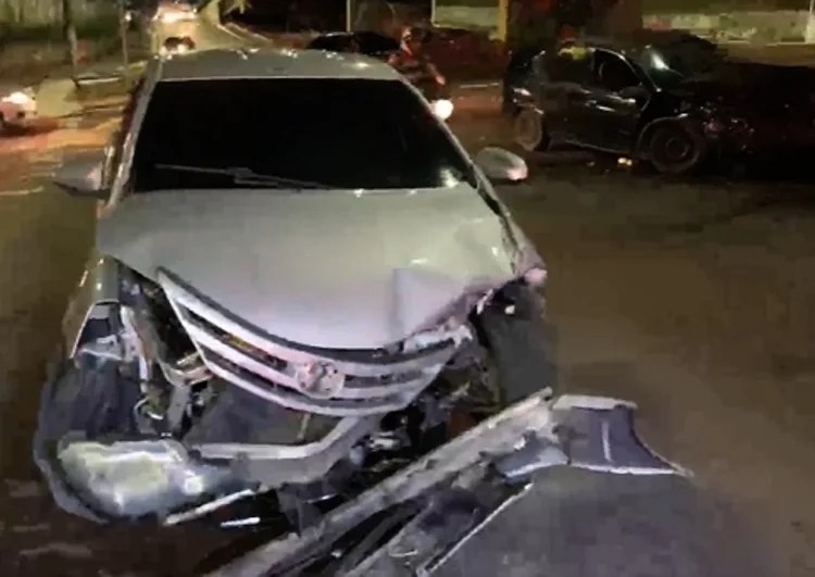 Acidente de trânsito deixa duas pessoas feridas em Manaus