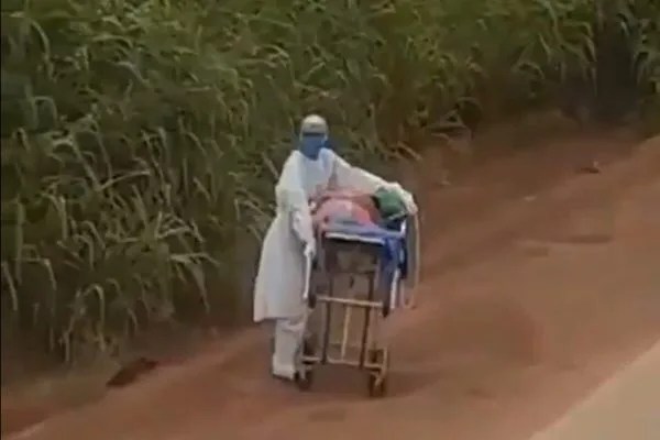 VÍDEO: Enfermeira leva maca com paciente de Covid-19 em estrada de terra