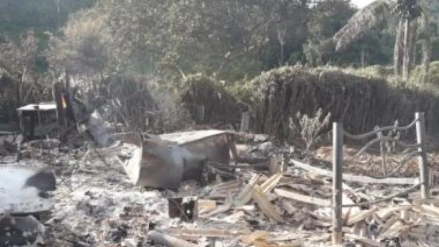 VÍDEO: família tem casa destruída após explosão de celular