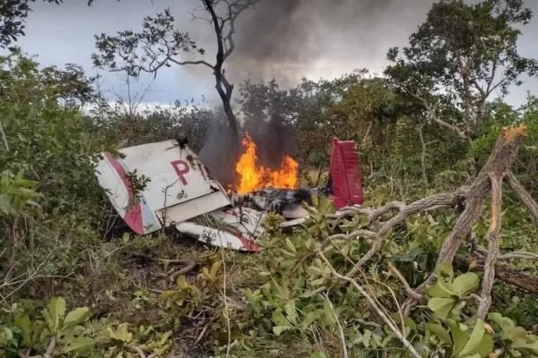 Avião cai em fazenda e duas pessoas morrem carbonizadas