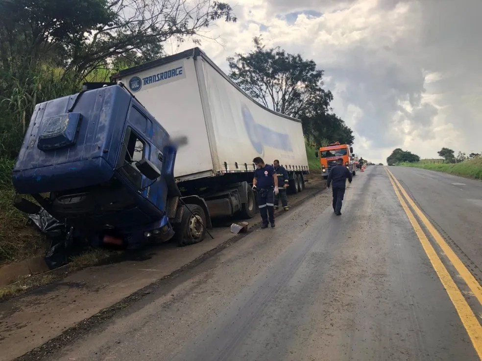 Mãe e filho morrem atropelados após serem arremessados de caminhão