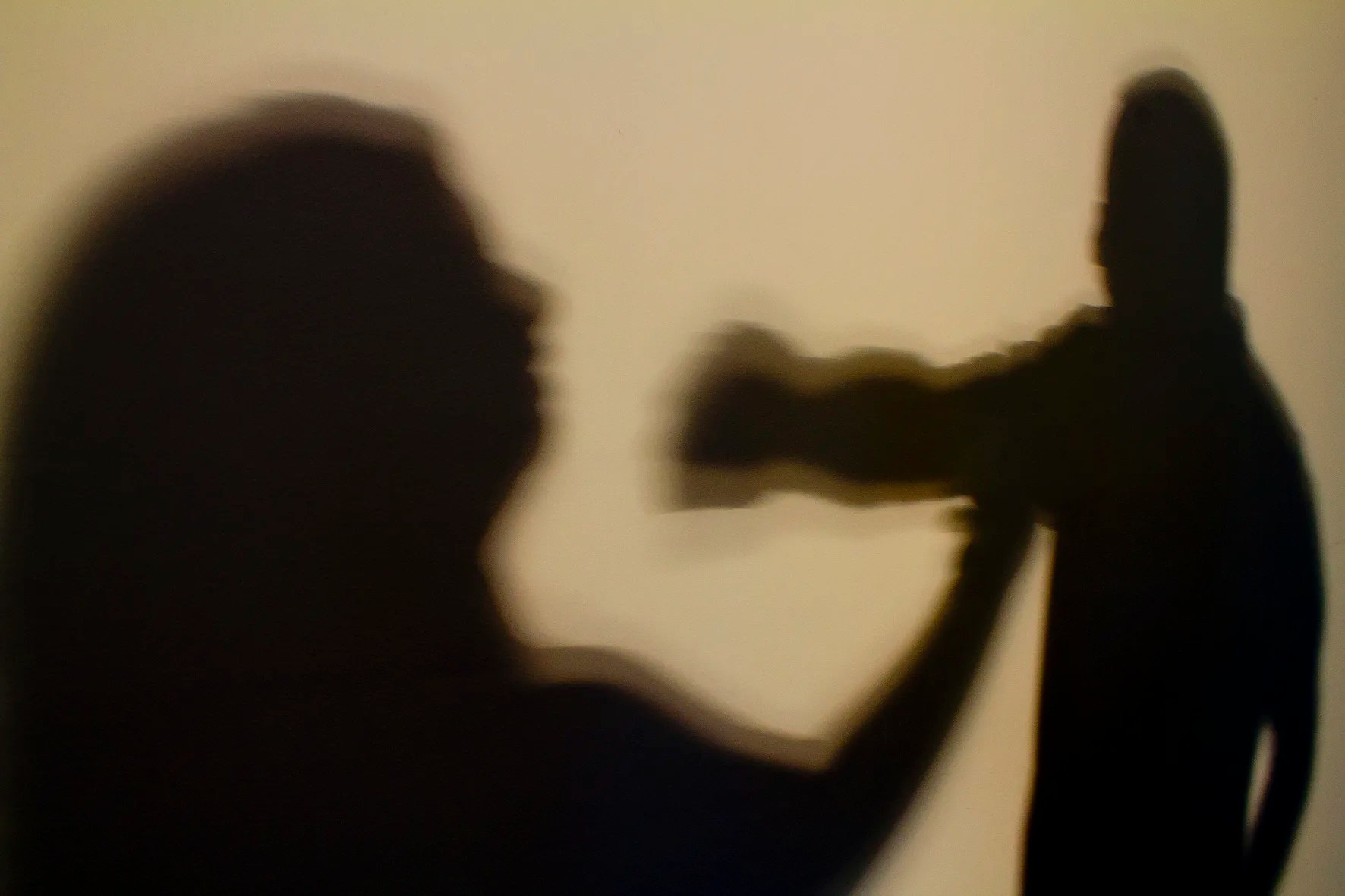 Homem é preso após agredir a mulher com ‘cadeiradas’