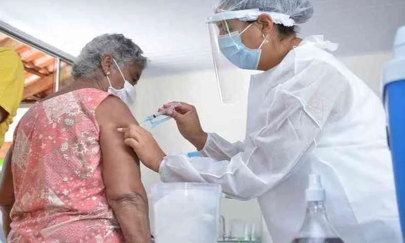 Manaus começa a vacinar pessoas a partir de 55 anos, com comorbidades