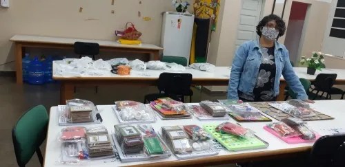 Professora adapta materiais didáticos para alunos com deficiência, em escola de Manaus