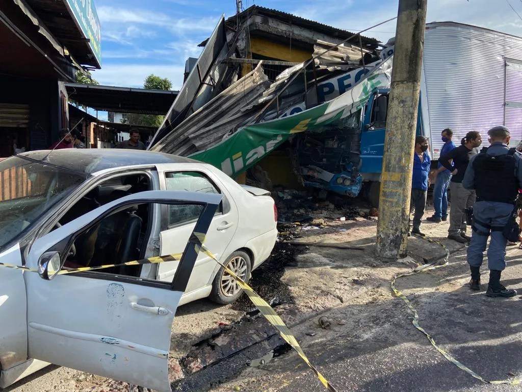Em Manaus, caminhão desgovernado atinge loja e deixa quatro feridos
