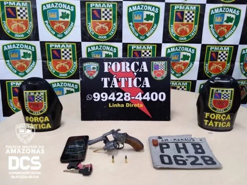 Polícia prende homem por porte ilegal de arma de fogo e roubo de motocicleta no Zumbi 2