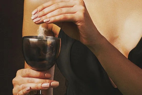 Mulher é presa após envenenar marido e dois colegas de trabalho